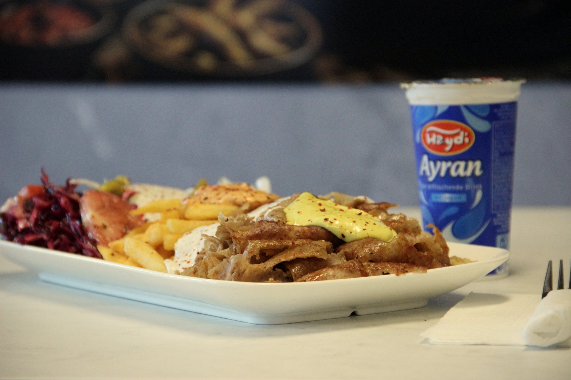 Mega Teller mit Pommes, Salat und Ayran – Döner Kempten