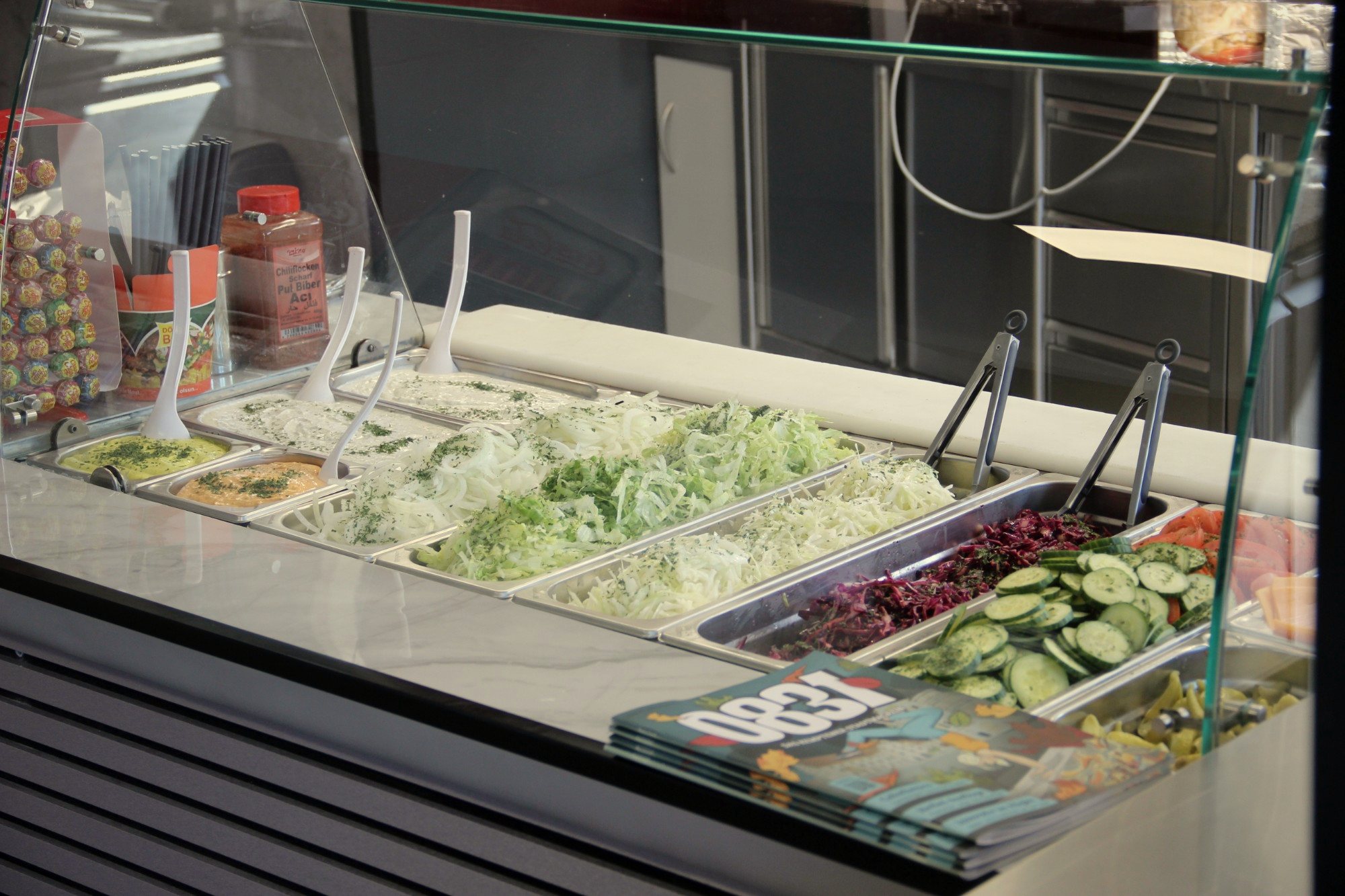 Frischetheke mit Salaten, Gurken und Soßen im Döner-Imbiss Kempten