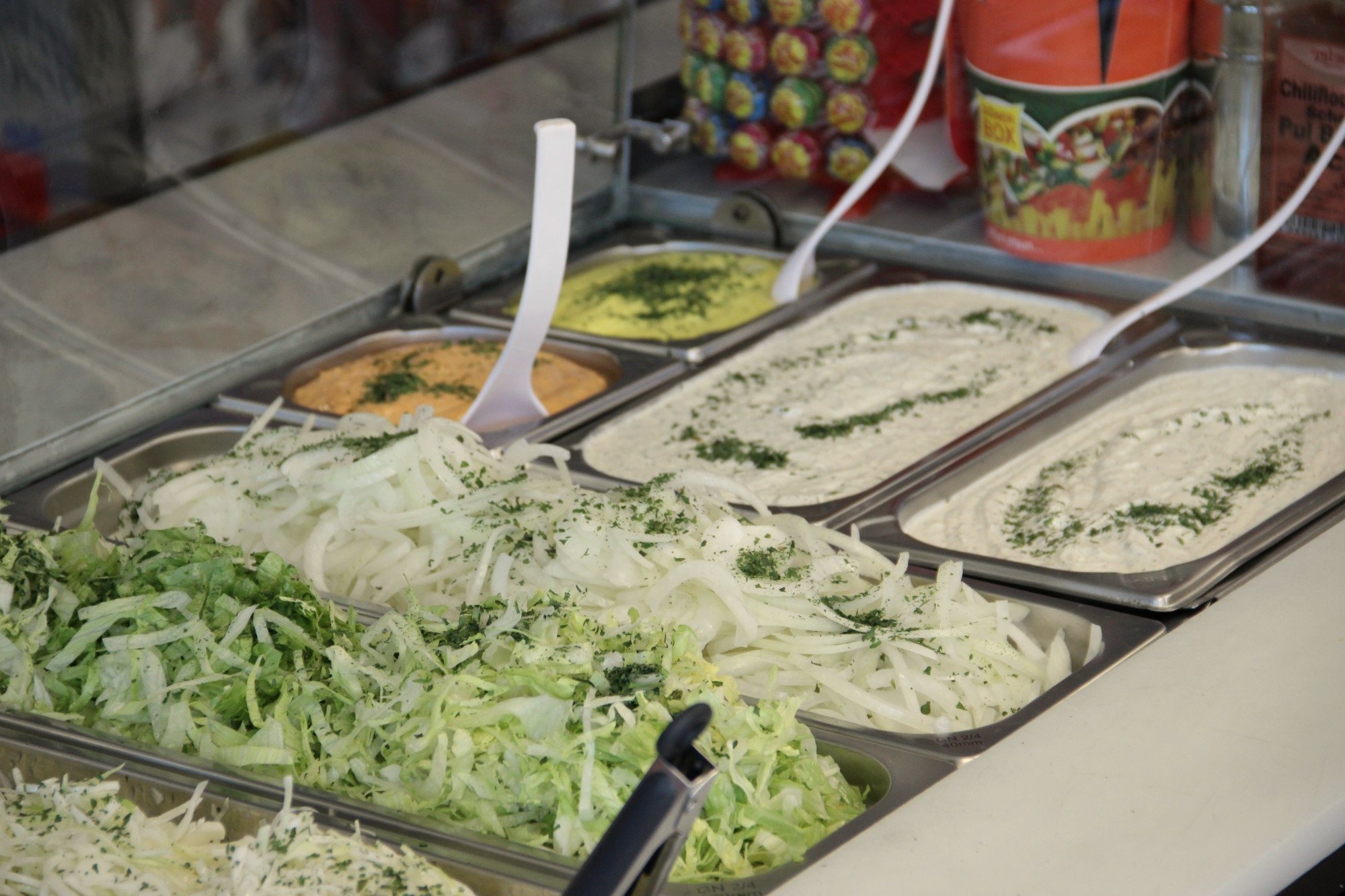 Zwiebeln, Salat und hausgemachte Soßen an der Theke – Kebab Kempten