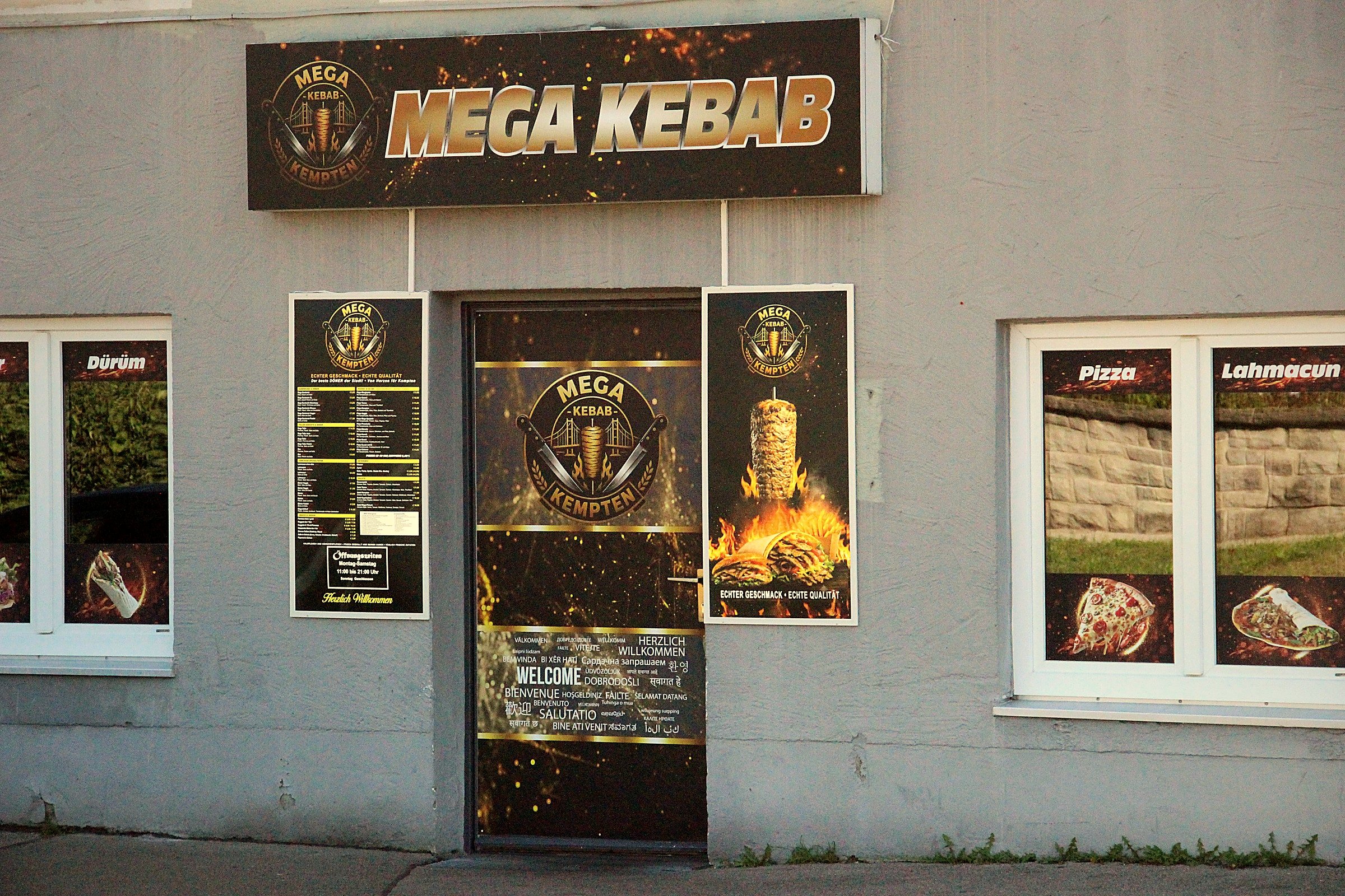 Eingang von Mega Kebab Kempten in der Füssener Straße 78, Kempten, mit Leuchtschild